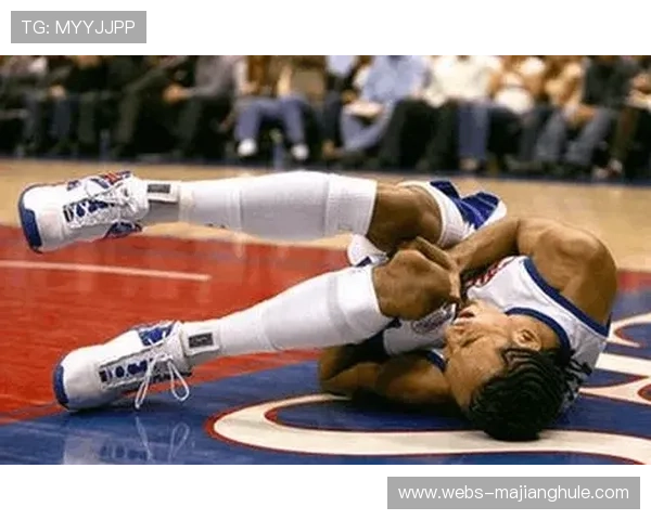 特写:伤愈复出即送助攻,切尔西小将派斯接受场边采访 特写:伤愈复出即送助攻,切尔西小将派斯接受场边采访